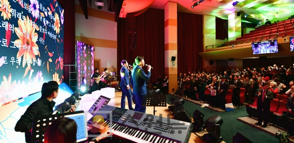 5일 수원시청 대강당에서 진행된 ‘자원봉사자의 날’ 행사에서 참가팀이 노래 공연을 하고 있다.