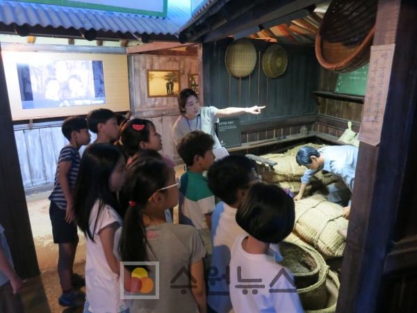수원박물관 ‘관학 연계 교육 프로그램’에 참여한 초등학생들의 모습