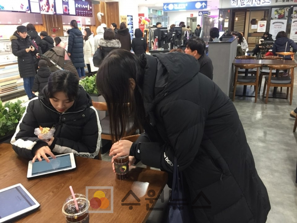 영통역 홈플러스에서 시민들이 태블릿PC를 활용해 설문조사에 참여하고 있다