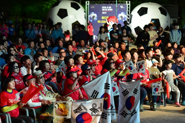 2017 FIFA U-20 월드컵 한국과 포르투갈의 16강 전 당시 만석공원에서 거리 응원을 하고 있는 시민들.