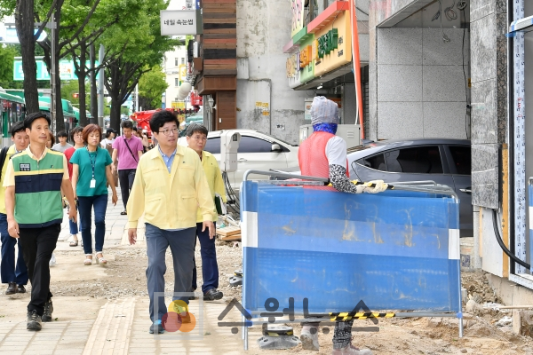 염태영 시장이 7일 매산로 공사현장을 점검하고 있다.