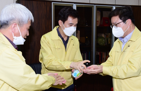염태영 시장(오른쪽부터), 서철모 시장, 곽상욱 시장이 협약에 앞서 손을 소독하고 있다
