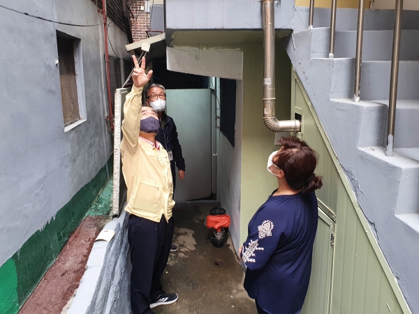 조무영 수원시 제2부시장이 지난 24일 오후 집중호우로 침수된 주택을 방문해 현장점검을 하고 있다
