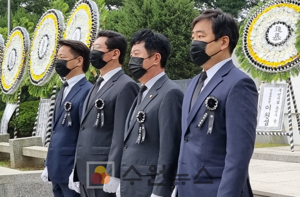 참배하고 있는 김범수 당협위원장, 이상일 당협위원장, 정찬민 국회의원, 이원섭 당협위원장 (왼쪽부터)
