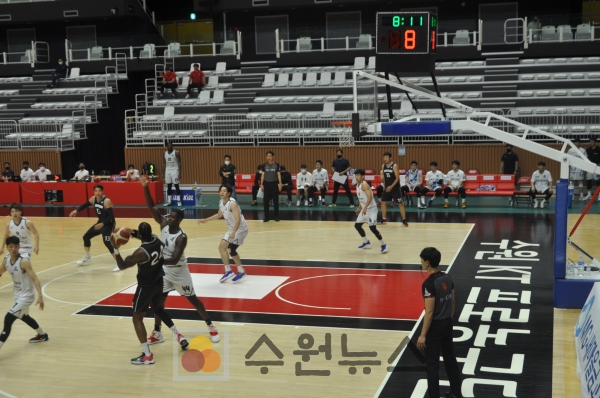 수원 KT농구단이 26일 서수원칠보체육관에서 연습경기를 하고 있다.