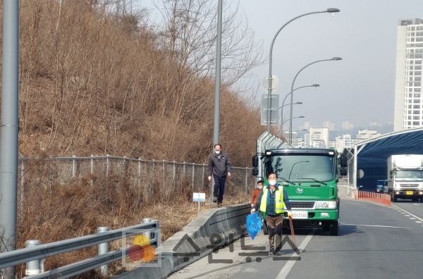 기흥구가 자동차전용도로인 신갈우회도로 상하행선에 쌓인 쓰레기를 수거했다.