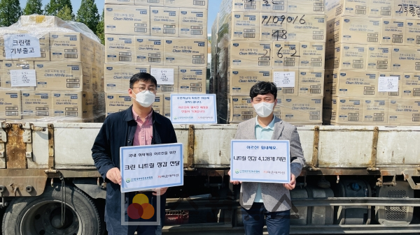 (사)한국주야간보호협회 오현태 회장(우측), 김필중 사무총장(좌측)이 강서구 소재 택배사에 도착한 기부물품 앞에서 물품 분배 행사를 진행하고 있다.