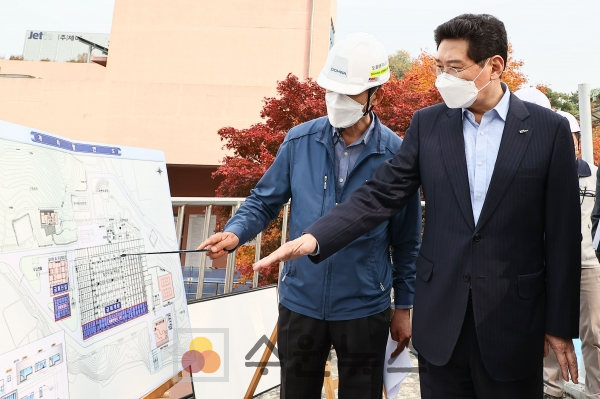 이상일 용인특례시장이 1일 기흥레스피아를 방문해 개량사업 추진 현황을 점검하고 있다.