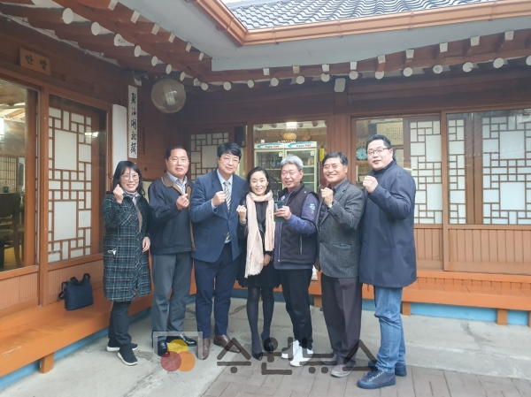 한국외식조리협회 이사들과 함께한 김남수 회장