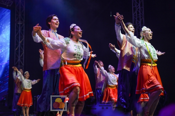 우크라이나 댄스팀의 축하공연 (사진 국제청소년연합)