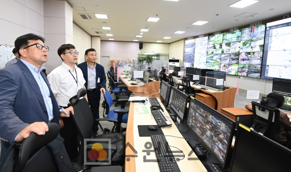 김현수 제1부시장이 도시안전통합센터를 점검하고 있다.