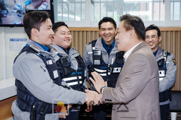 이재준 시장이 수원남부경찰서 인계지구대를 찾아 근무자들을 격려하고 있다.