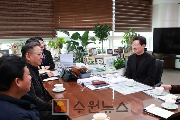 이상일 용인특례시장이 (주)용인실업 김종오 대표와 대화를 나누고 있다.