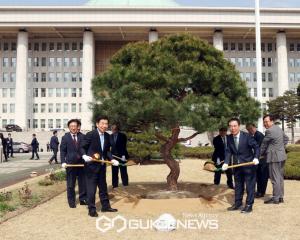 [포토] 김진표 국회의장, 식목일 기념 '소나무' 식수